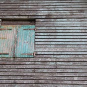 Ouanary dans le village Guyane.  Façade en bois avec volet. Bardage.