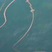 Noeud à la surface de l'eau, corde dans l'eau, deux brins accrochés comme une poignée de main, lien. Hong Kong.