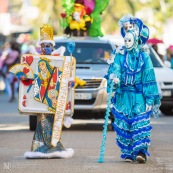 Carnaval de Guyane. Parade de Kourou 2017. Deguisement. Touloulou. Masques. Costumes. Marionnettes. Diables rouges. Noir marron. Neg marron. Balayeuses.