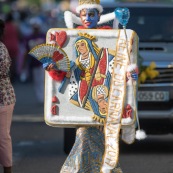 Carnaval de Guyane. Parade de Kourou 2017. Deguisement. Touloulou. Masques. Costumes. Marionnettes. Diables rouges. Noir marron. Neg marron. Balayeuses.