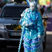 Carnaval de Guyane. Parade de Kourou 2017. Deguisement. Touloulou. Masques. Costumes. Marionnettes. Diables rouges. Noir marron. Neg marron. Balayeuses.