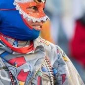 Carnaval de Guyane. Parade de Kourou 2017. Deguisement. Touloulou. Masques. Costumes. Marionnettes. Diables rouges. Noir marron. Neg marron. Balayeuses.