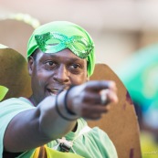 Carnaval de Guyane. Parade de Kourou 2017. Deguisement. Touloulou. Masques. Costumes. Marionnettes. Diables rouges. Noir marron. Neg marron. Balayeuses.