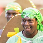 Carnaval de Guyane. Parade de Kourou 2017. Deguisement. Touloulou. Masques. Costumes. Marionnettes. Diables rouges. Noir marron. Neg marron. Balayeuses.