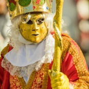 Carnaval de Guyane. Parade de Kourou 2017. Deguisement. Touloulou. Masques. Costumes. Marionnettes. Diables rouges. Noir marron. Neg marron. Balayeuses.