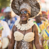 Carnaval de Guyane. Parade de Kourou 2017. Deguisement. Touloulou. Masques. Costumes. Marionnettes. Diables rouges. Noir marron. Neg marron. Balayeuses.