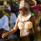 Carnaval de Guyane. Parade de Kourou 2017. Deguisement. Touloulou. Masques. Costumes. Marionnettes. Diables rouges. Noir marron. Neg marron. Balayeuses.