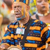 Carnaval de Guyane. Parade de Kourou 2017. Deguisement. Touloulou. Masques. Costumes. Marionnettes. Diables rouges. Noir marron. Neg marron. Balayeuses.