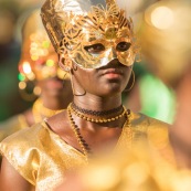 Carnaval de Guyane. Parade de Kourou 2017. Deguisement. Touloulou. Masques. Costumes. Marionnettes. Diables rouges. Noir marron. Neg marron. Balayeuses.