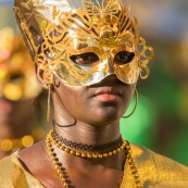 Carnaval de Guyane. Parade de Kourou 2017. Deguisement. Touloulou. Masques. Costumes. Marionnettes. Diables rouges. Noir marron. Neg marron. Balayeuses.