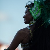 Carnaval de Guyane. Parade de Kourou 2017. Deguisement. Touloulou. Masques. Costumes. Marionnettes. Diables rouges. Noir marron. Neg marron. Balayeuses.