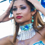 Carnaval de Guyane. Parade de Kourou 2017. Deguisement. Touloulou. Masques. Costumes. Marionnettes. Diables rouges. Noir marron. Neg marron. Balayeuses.