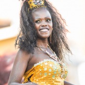 Carnaval de Guyane. Parade de Kourou 2017. Deguisement. Touloulou. Masques. Costumes. Marionnettes. Diables rouges. Noir marron. Neg marron. Balayeuses.