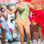 Carnaval de Guyane. Parade de Kourou 2017. Deguisement. Touloulou. Masques. Costumes. Marionnettes. Diables rouges. Noir marron. Neg marron. Balayeuses.