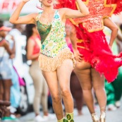 Carnaval de Guyane. Parade de Kourou 2017. Deguisement. Touloulou. Masques. Costumes. Marionnettes. Diables rouges. Noir marron. Neg marron. Balayeuses.