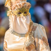 Carnaval de Guyane. Parade de Kourou 2017. Deguisement. Touloulou. Masques. Costumes. Marionnettes. Diables rouges. Noir marron. Neg marron. Balayeuses.