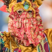 Carnaval de Guyane. Parade de Kourou 2017. Deguisement. Touloulou. Masques. Costumes. Marionnettes. Diables rouges. Noir marron. Neg marron. Balayeuses.