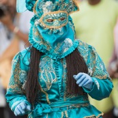 Carnaval de Guyane. Parade de Kourou 2017. Deguisement. Touloulou. Masques. Costumes. Marionnettes. Diables rouges. Noir marron. Neg marron. Balayeuses.