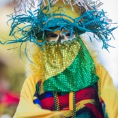 Carnaval de Guyane. Parade de Kourou 2017. Deguisement. Touloulou. Masques. Costumes. Marionnettes. Diables rouges. Noir marron. Neg marron. Balayeuses.