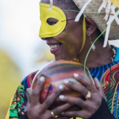 Carnaval de Guyane. Parade de Kourou 2017. Deguisement. Touloulou. Masques. Costumes. Marionnettes. Diables rouges. Noir marron. Neg marron. Balayeuses.