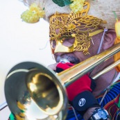 Carnaval de Guyane. Parade de Kourou 2017. Deguisement. Touloulou. Masques. Costumes. Marionnettes. Diables rouges. Noir marron. Neg marron. Balayeuses.