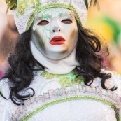 Carnaval de Guyane. Parade de Kourou 2017. Deguisement. Touloulou. Masques. Costumes. Marionnettes. Diables rouges. Noir marron. Neg marron. Balayeuses.