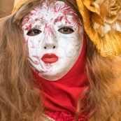 Carnaval de Guyane. Parade de Kourou 2017. Deguisement. Touloulou. Masques. Costumes. Marionnettes. Diables rouges. Noir marron. Neg marron. Balayeuses.