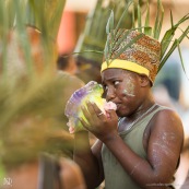 Carnaval de Guyane. Parade de Kourou 2017. Deguisement. Touloulou. Masques. Costumes. Marionnettes. Diables rouges. Noir marron. Neg marron. Balayeuses.