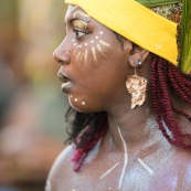 Carnaval de Guyane. Parade de Kourou 2017. Deguisement. Touloulou. Masques. Costumes. Marionnettes. Diables rouges. Noir marron. Neg marron. Balayeuses.