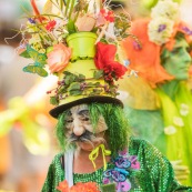 Carnaval de Guyane. Parade de Kourou 2017. Deguisement. Touloulou. Masques. Costumes. Marionnettes. Diables rouges. Noir marron. Neg marron. Balayeuses.