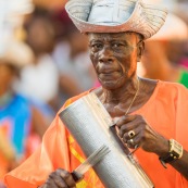 Carnaval de Guyane. Parade de Kourou 2017. Deguisement. Touloulou. Masques. Costumes. Marionnettes. Diables rouges. Noir marron. Neg marron. Balayeuses.