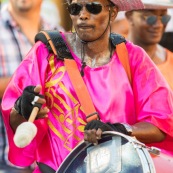 Carnaval de Guyane. Parade de Kourou 2017. Deguisement. Touloulou. Masques. Costumes. Marionnettes. Diables rouges. Noir marron. Neg marron. Balayeuses.