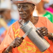 Carnaval de Guyane. Parade de Kourou 2017. Deguisement. Touloulou. Masques. Costumes. Marionnettes. Diables rouges. Noir marron. Neg marron. Balayeuses.