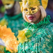 Carnaval de Guyane. Parade de Kourou 2017. Deguisement. Touloulou. Masques. Costumes. Marionnettes. Diables rouges. Noir marron. Neg marron. Balayeuses.