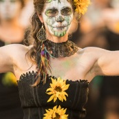 Carnaval de Guyane. Parade de Kourou 2017. Deguisement. Touloulou. Masques. Costumes. Marionnettes. Diables rouges. Noir marron. Neg marron. Balayeuses.