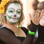 Carnaval de Guyane. Parade de Kourou 2017. Deguisement. Touloulou. Masques. Costumes. Marionnettes. Diables rouges. Noir marron. Neg marron. Balayeuses.