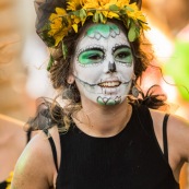 Carnaval de Guyane. Parade de Kourou 2017. Deguisement. Touloulou. Masques. Costumes. Marionnettes. Diables rouges. Noir marron. Neg marron. Balayeuses.