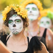 Carnaval de Guyane. Parade de Kourou 2017. Deguisement. Touloulou. Masques. Costumes. Marionnettes. Diables rouges. Noir marron. Neg marron. Balayeuses.