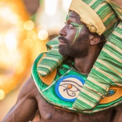 Carnaval de Guyane. Parade de Kourou 2017. Deguisement. Touloulou. Masques. Costumes. Marionnettes. Diables rouges. Noir marron. Neg marron. Balayeuses.