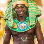 Carnaval de Guyane. Parade de Kourou 2017. Deguisement. Touloulou. Masques. Costumes. Marionnettes. Diables rouges. Noir marron. Neg marron. Balayeuses.