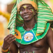 Carnaval de Guyane. Parade de Kourou 2017. Deguisement. Touloulou. Masques. Costumes. Marionnettes. Diables rouges. Noir marron. Neg marron. Balayeuses.