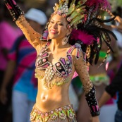 Carnaval de Guyane. Parade de Kourou 2017. Deguisement. Touloulou. Masques. Costumes. Marionnettes. Diables rouges. Noir marron. Neg marron. Balayeuses.