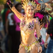 Carnaval de Guyane. Parade de Kourou 2017. Deguisement. Touloulou. Masques. Costumes. Marionnettes. Diables rouges. Noir marron. Neg marron. Balayeuses.