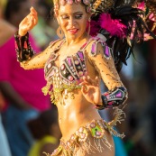 Carnaval de Guyane. Parade de Kourou 2017. Deguisement. Touloulou. Masques. Costumes. Marionnettes. Diables rouges. Noir marron. Neg marron. Balayeuses.