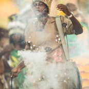 Carnaval de Guyane. Parade de Kourou 2017. Deguisement. Touloulou. Masques. Costumes. Marionnettes. Diables rouges. Noir marron. Neg marron. Balayeuses.