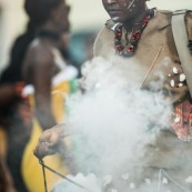 Carnaval de Guyane. Parade de Kourou 2017. Deguisement. Touloulou. Masques. Costumes. Marionnettes. Diables rouges. Noir marron. Neg marron. Balayeuses.