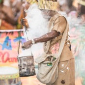 Carnaval de Guyane. Parade de Kourou 2017. Deguisement. Touloulou. Masques. Costumes. Marionnettes. Diables rouges. Noir marron. Neg marron. Balayeuses.