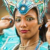 Carnaval de Guyane. Parade de Kourou 2017. Deguisement. Touloulou. Masques. Costumes. Marionnettes. Diables rouges. Noir marron. Neg marron. Balayeuses.