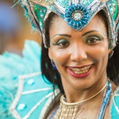 Carnaval de Guyane. Parade de Kourou 2017. Deguisement. Touloulou. Masques. Costumes. Marionnettes. Diables rouges. Noir marron. Neg marron. Balayeuses.