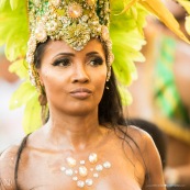 Carnaval de Guyane. Parade de Kourou 2017. Deguisement. Touloulou. Masques. Costumes. Marionnettes. Diables rouges. Noir marron. Neg marron. Balayeuses.